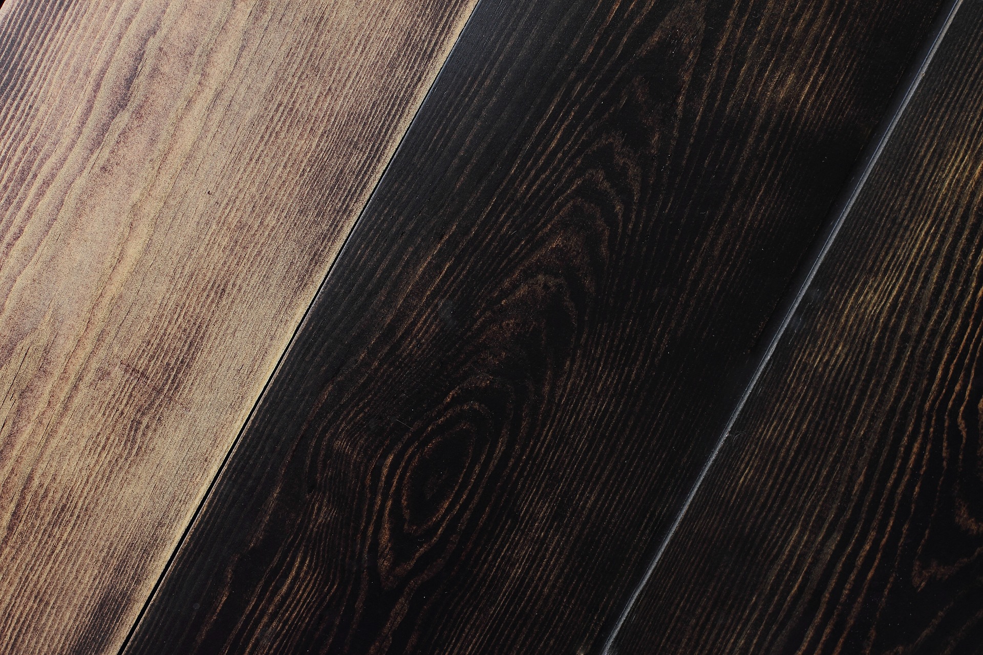 Parquet Chêne noir verni mat — salon style industriel — lames XXL teintées
